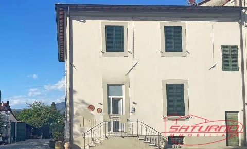 Foto Villa bifamiliare a Lucca San Pietro a Vico - San Cassiano di 180 m²