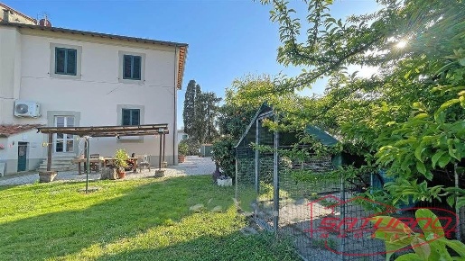 Foto Villa bifamiliare a Lucca San Pietro a Vico - San Cassiano di 180 m²