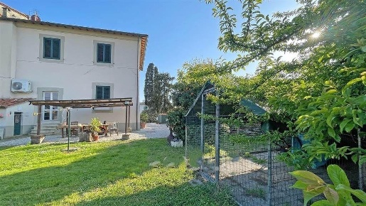 Foto Villa bifamiliare a Lucca San Pietro a Vico - San Cassiano di 180 m²
