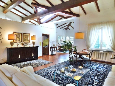Foto Villa unifamiliare a Pisa Pietrasantina di 315 m² con 8 locali