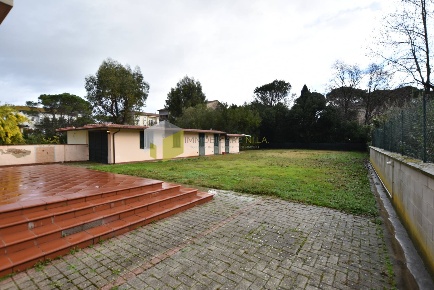 Foto Villa unifamiliare a Pisa Porta a Lucca di 354 m² con 12 locali