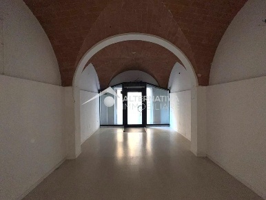 Foto Locale commerciale a Pontedera Centro di 70 m² con 2 locali in affitto