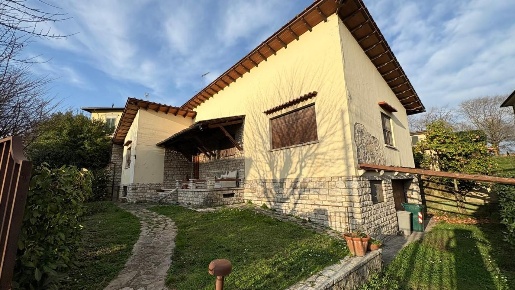 Foto Villa unifamiliare a Lucca Piazza Anfiteatro - Torre Guinigi di 260 m²