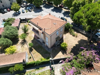 Foto Villa unifamiliare a Massa Centro di 220 m² con 11 locali in vendita
