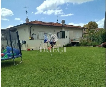 Foto Villa bifamiliare a Massarosa Piano di Conca di 95 m² con 4 locali