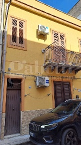 Foto Duplex in Via VirzÃ¬ 40, Bagheria Centro di 100 m² con 3 locali