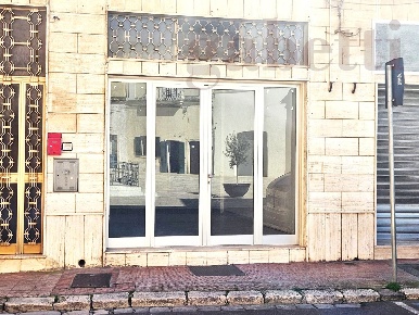 Foto Negozio in Cosimo Mariano, Copertino di 120 m² con 2 locali in affitto
