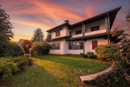 Foto Villa bifamiliare in Via sant'antonio 75, Parabiago Centro di 650 m²