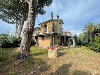 Foto Villa unifamiliare in Via Aurelia 189, Santa Marinella di 140 m²