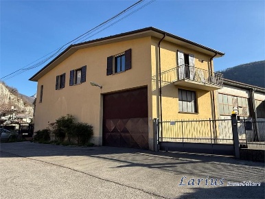 Foto Casa indipendente in via carso, Canzo di 142 m² con 4 locali