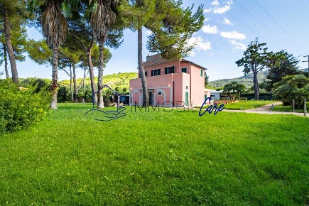 Foto Villa unifamiliare a Portoferraio San Giovanni di 277 m² con 7 locali