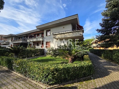 Foto Appartamento a Massa Marina di Massa Centro di 120 m² con 6 locali