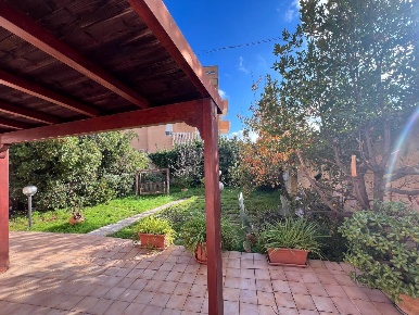 Foto Appartamento a Lecce Cicolella - Via Puglia di 220 m² con 8 locali