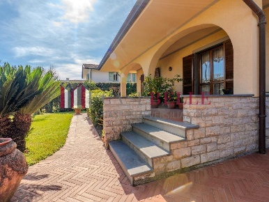 Foto Villa unifamiliare a Forte dei Marmi Centro di 240 m² con 13 locali