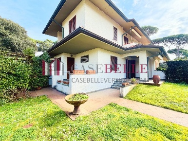Foto Villa unifamiliare a Pietrasanta di 130 m² con 6 locali in vendita