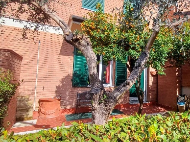 Foto Villa a schiera a Massa Centro di 140 m² con 6 locali in vendita