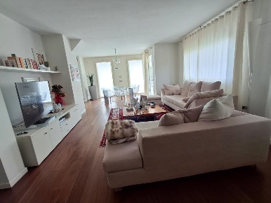 Foto Villa unifamiliare a Capraia e Limite Capraia di 270 m² con 7 locali