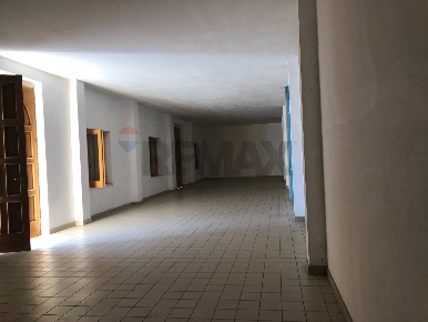 Foto Locale commerciale a Benevento Stazione Centrale di 125 m² in affitto