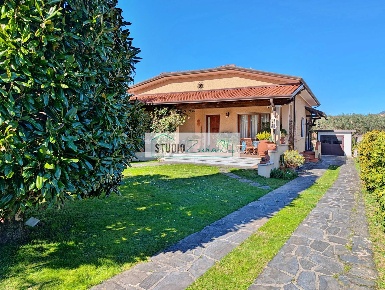 Foto Villa unifamiliare in Via L. Salvatori, Seravezza di 170 m² in vendita