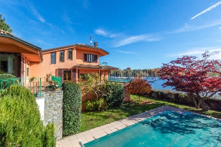 Foto Villa unifamiliare in via Roma 10, Monvalle Centro di 672 m²