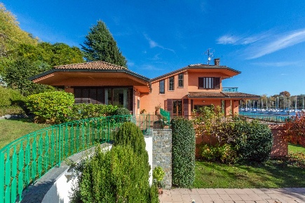 Foto Villa unifamiliare in via Roma 10, Monvalle Centro di 662 m²