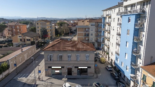 Foto Negozio in Largo Guglielmo Oberdan 26, Chiaravalle Centro di 425 m²