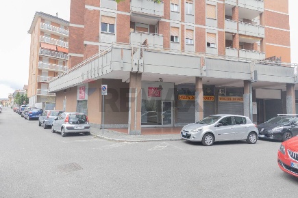 Foto Locale commerciale in Via Cadore 10, Desio di 119 m² con 2 locali