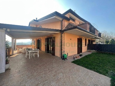 Foto Villa a schiera in Via Conserve Carlecchie, Pratola Serra di 220 m²