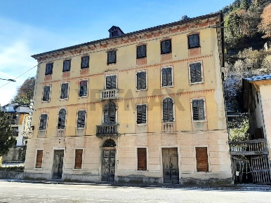 Foto Villa unifamiliare in Via Regina Margherita 56 e 119, Centro di 780 m²