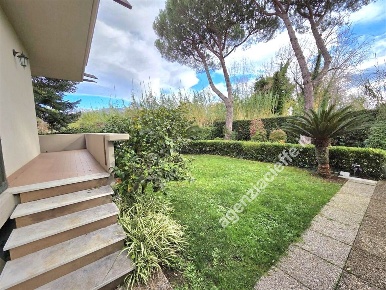 Foto Appartamento a Massa Marina di Massa Centro di 150 m² con 7 locali