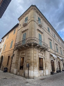 Foto Locale commerciale in Via Arco d’Augusto 47, Fano Centro Storico