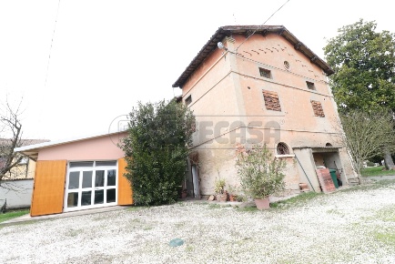 Foto Rustico a Bondeno Centro di 250 m² con 7 locali in vendita