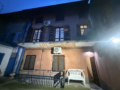 Foto Case semi ndipendenti in VIA UMBERTO PRIMO, Calcio di 150 m²