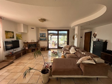 Foto Appartamento in Via Enrico Fermi, Zibido San Giacomo di 175 m²