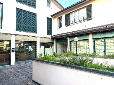 Foto Negozio in VIA BUONARROTI, Costa Masnaga Centro di 250 m² con 3 locali