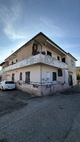 Foto Appartamento a Falciano del Massico di 160 m² con 4 locali in vendita