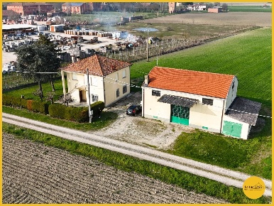 Foto Casa indipendente in Via Castello 1/2, Argenta di 185 m² con 8 locali