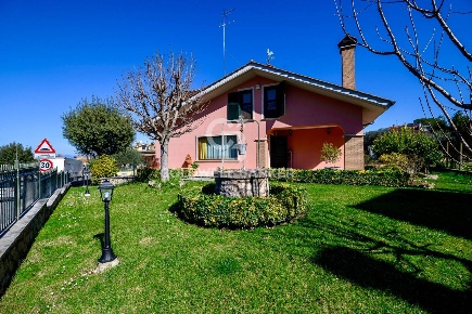 Foto Villa unifamiliare in via Bormida 2, Monterotondo di 360 m² in vendita