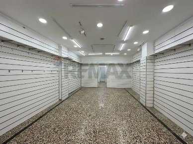 Foto Locale commerciale a Napoli Mercato di 44 m² con 1 locali in vendita