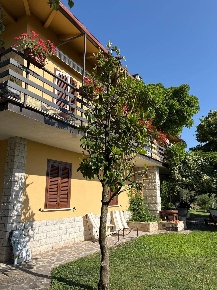 Foto Villa unifamiliare a Fossato di Vico di 434 m² con 16 locali