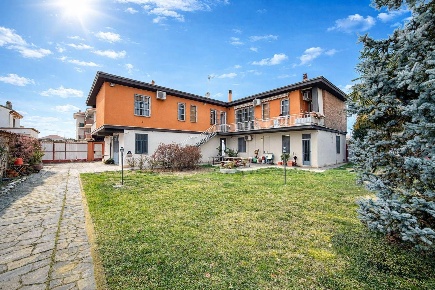 Foto Villa unifamiliare a Alessandria Orti di 646 m² con 12 locali
