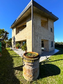 Foto Villa unifamiliare in via Luigi Einaudi, Grottazzolina di 750 m²