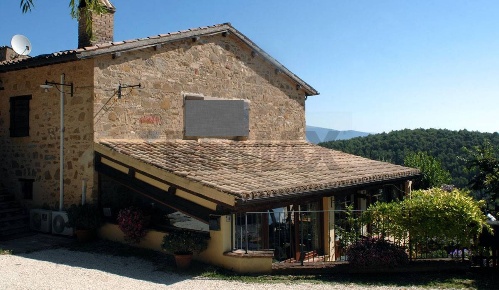 Foto Rustico a Bevagna di 525 m² con 15 locali in vendita