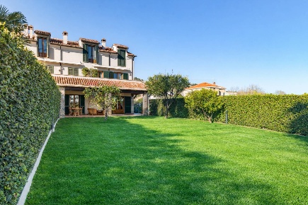 Foto Appartamento in via cellini 28, Albenga Centro di 220 m² con 5 locali