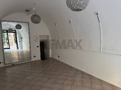 Foto Negozio in VIA PICCINELLI 15, Sarnico di 40 m² con 2 locali in affitto