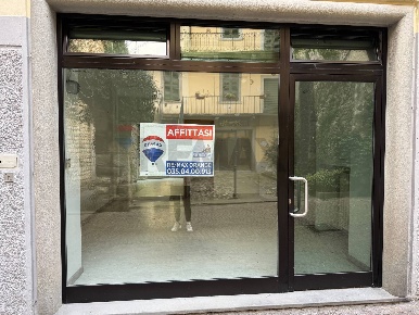 Foto Negozio in VIA PICCINELLI 13, Sarnico di 30 m² con 1 locali in affitto
