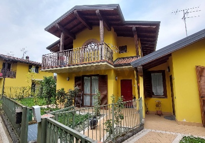 Foto Case semi ndipendenti a Endine Gaiano Piangaiano di 200 m² in vendita