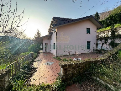 Foto Villa unifamiliare a Mercogliano di 260 m² con 8 locali in vendita