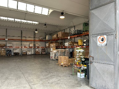 Foto Attività commerciale in viale piemonte 6, Cascina Semicentro di 600 m²