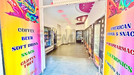 Foto Locale commerciale in Via Etnea 480, Catania Borgo di 105 m²